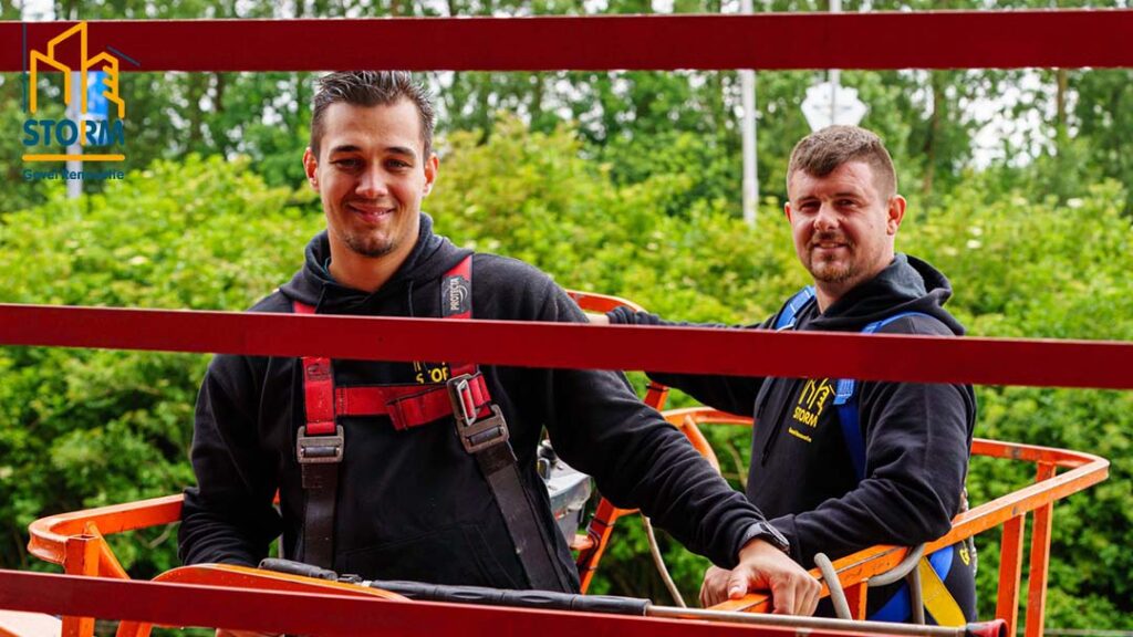 Micheal Storm op de hoogwerker bij Feyenoord stadion