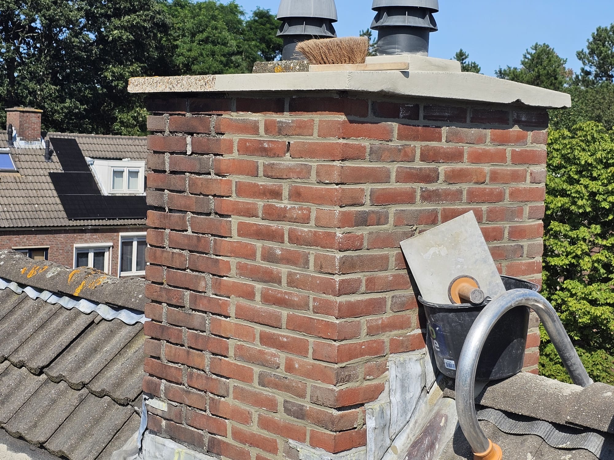 Bakstenen schoorsteen met zichtbaar voegwerk voor professionele reparatie