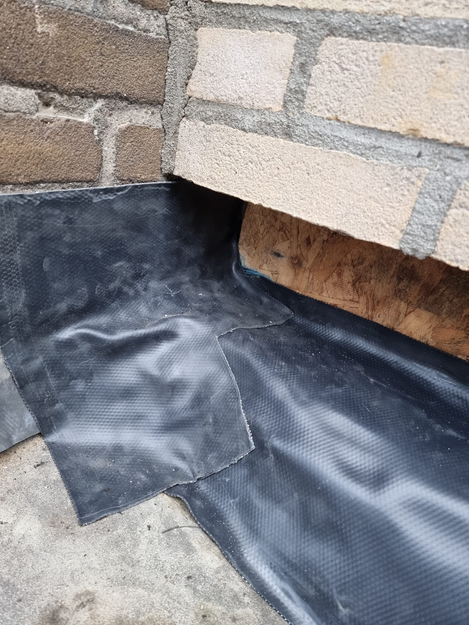 Constructief gevelherstel aan onderzijde van lichte bakstenen muur met open metselwerk Constructief gevelherstel aan onderzijde van lichte bakstenen muur