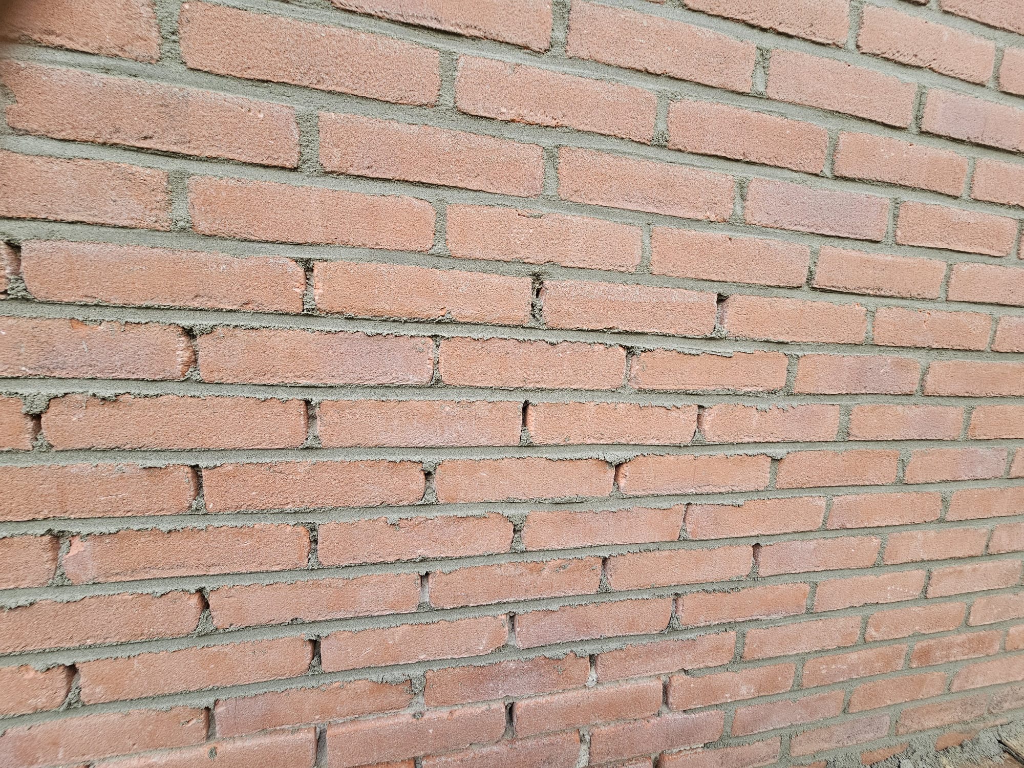 Detailfoto van rood bakstenen gevelwerk met strak herstelde voegen Detailfoto van rood bakstenen gevelwerk met strak herstelde voegen