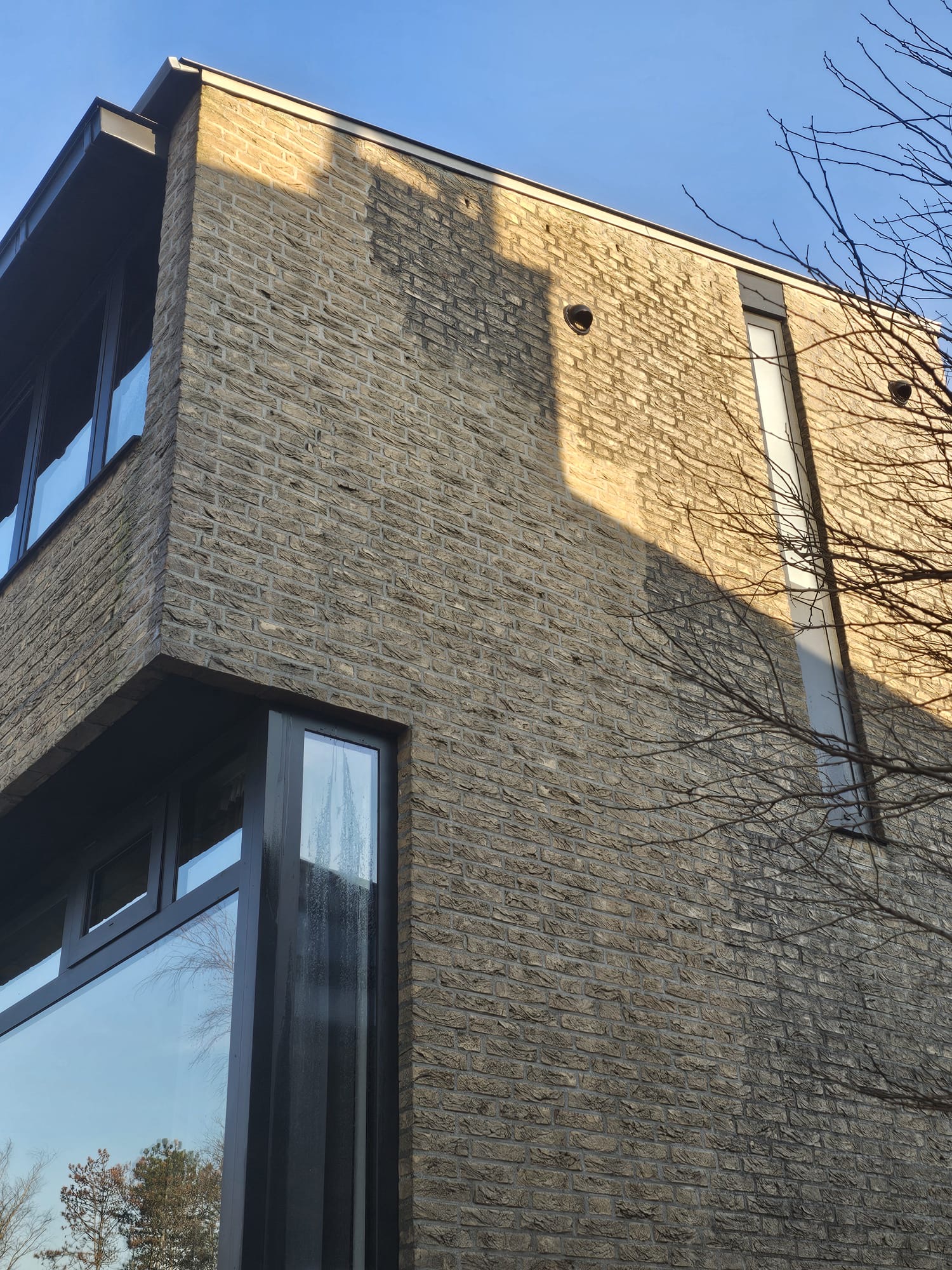 Gevelinspectie of renovatie van hoge gele bakstenen zijgevel met zichtbare vervuiling Vervuilde bakstenen gevel laten reinigen in Rotterdam
