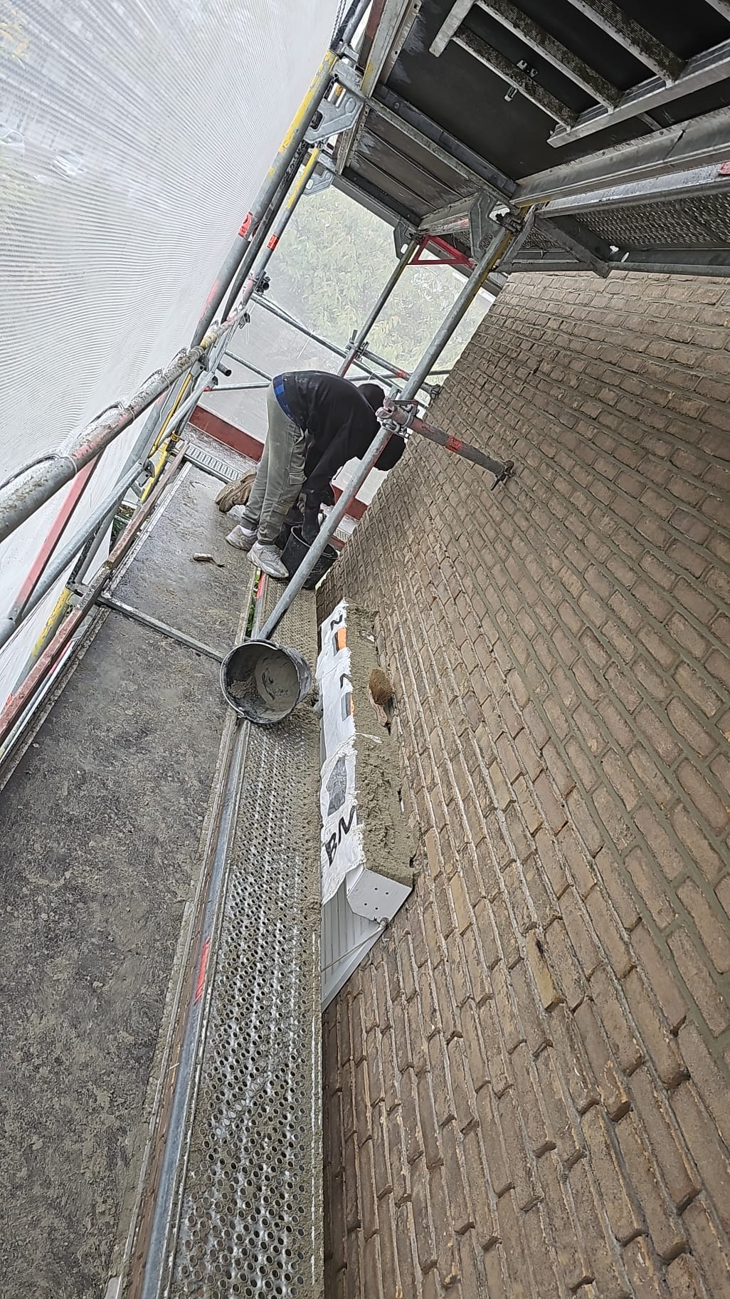Gevelonderhoud op hoogte met steigerconstructie langs woninggevel Gevelonderhoud op hoogte door Storm Gevel Renovatie