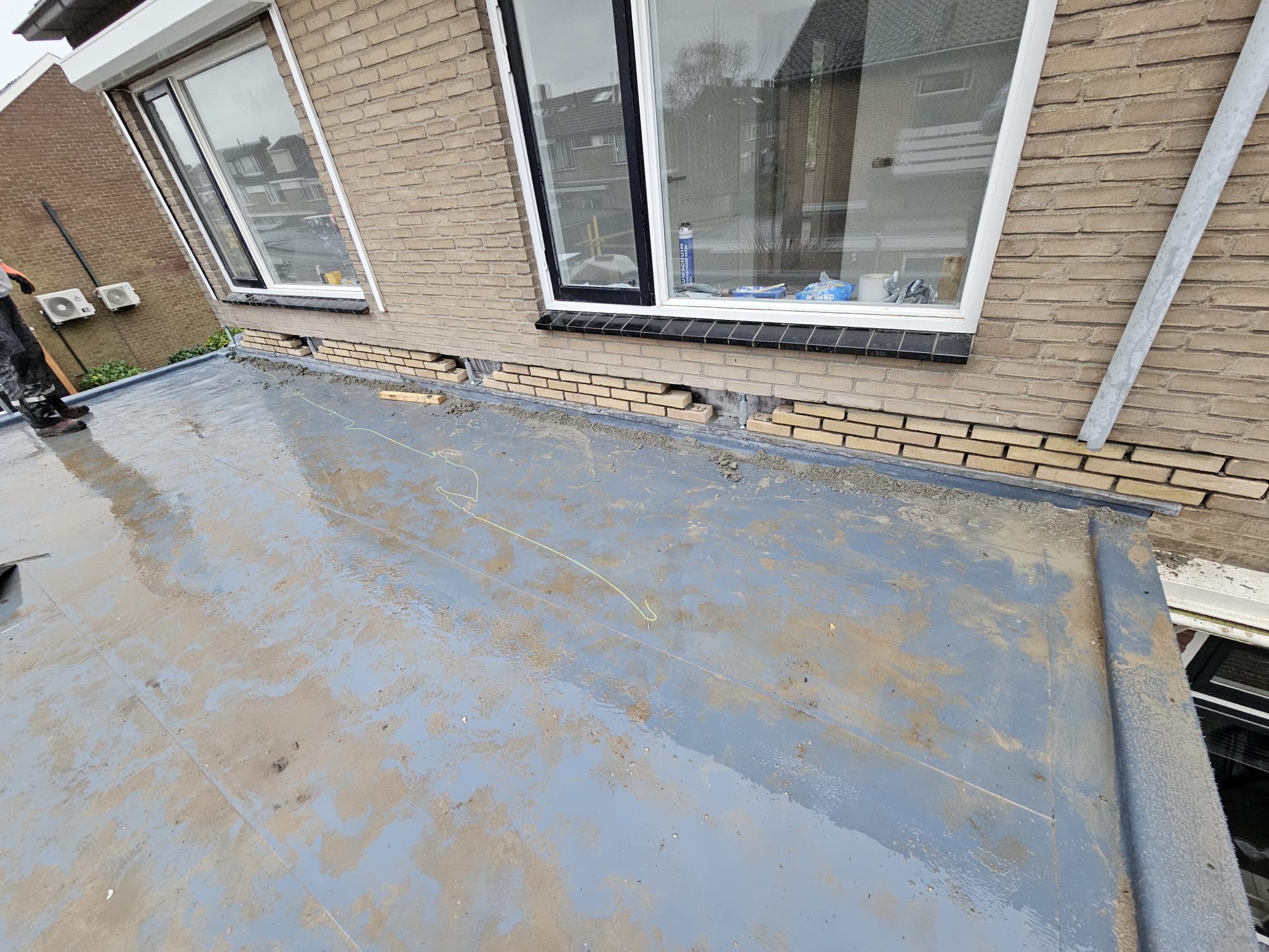 Herstelwerkzaamheden aan gevelrand voor betonrot en constructieve schade