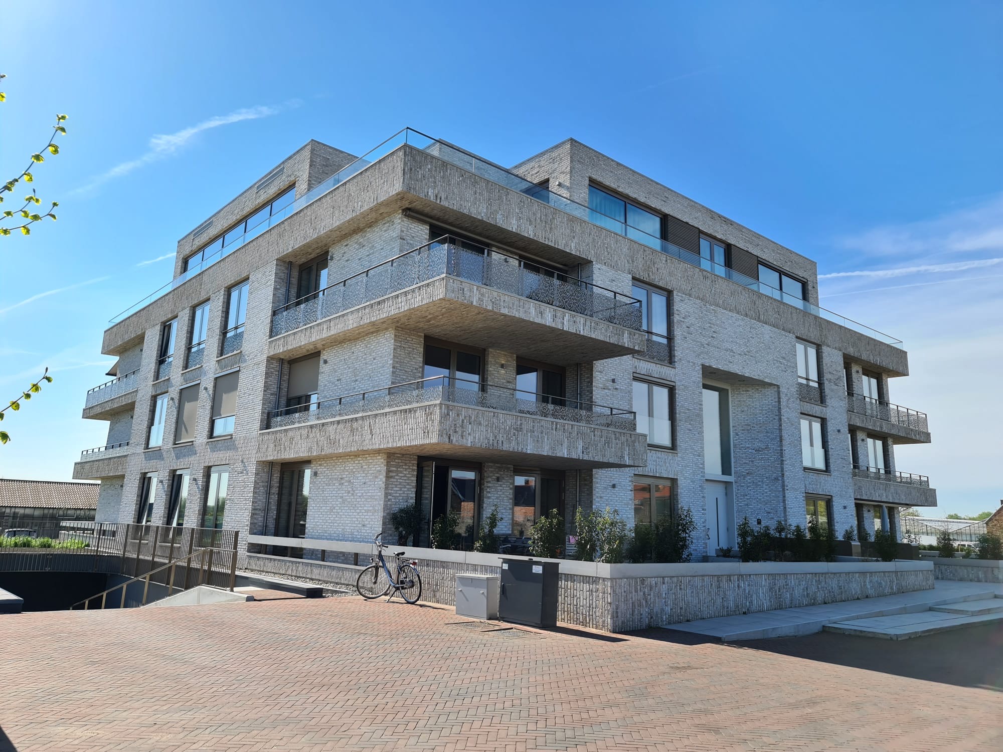 Modern appartementencomplex met lichte bakstenen gevels en balkons Een offerte aanvragen voor bijvoorbeeld een modern appartementen pand