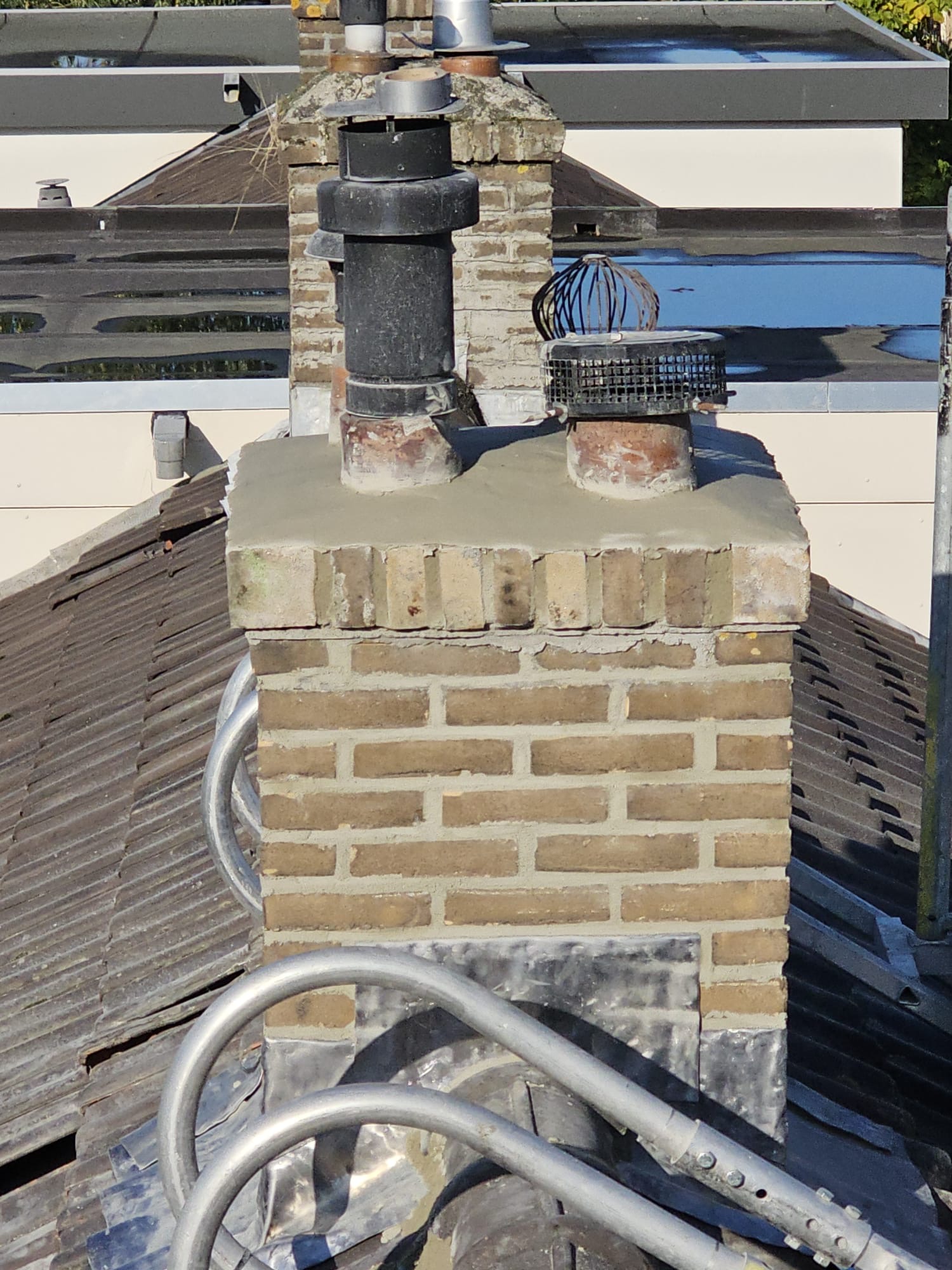 Schoorsteen onderhoud en reparatie bij rookgasafvoer op plat dak