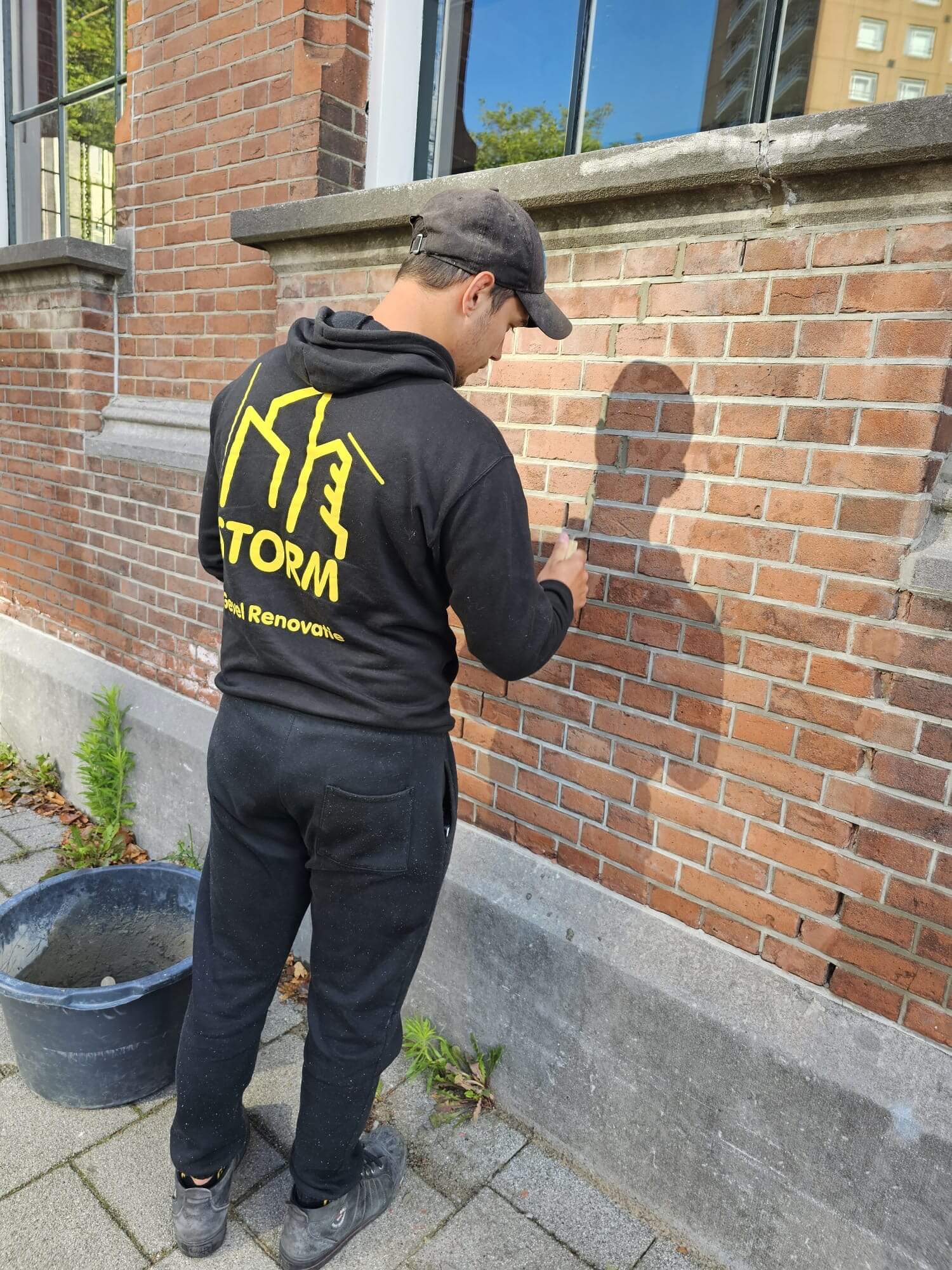Constructief herstel aan onderzijde van gevel met beschadigd metselwerk