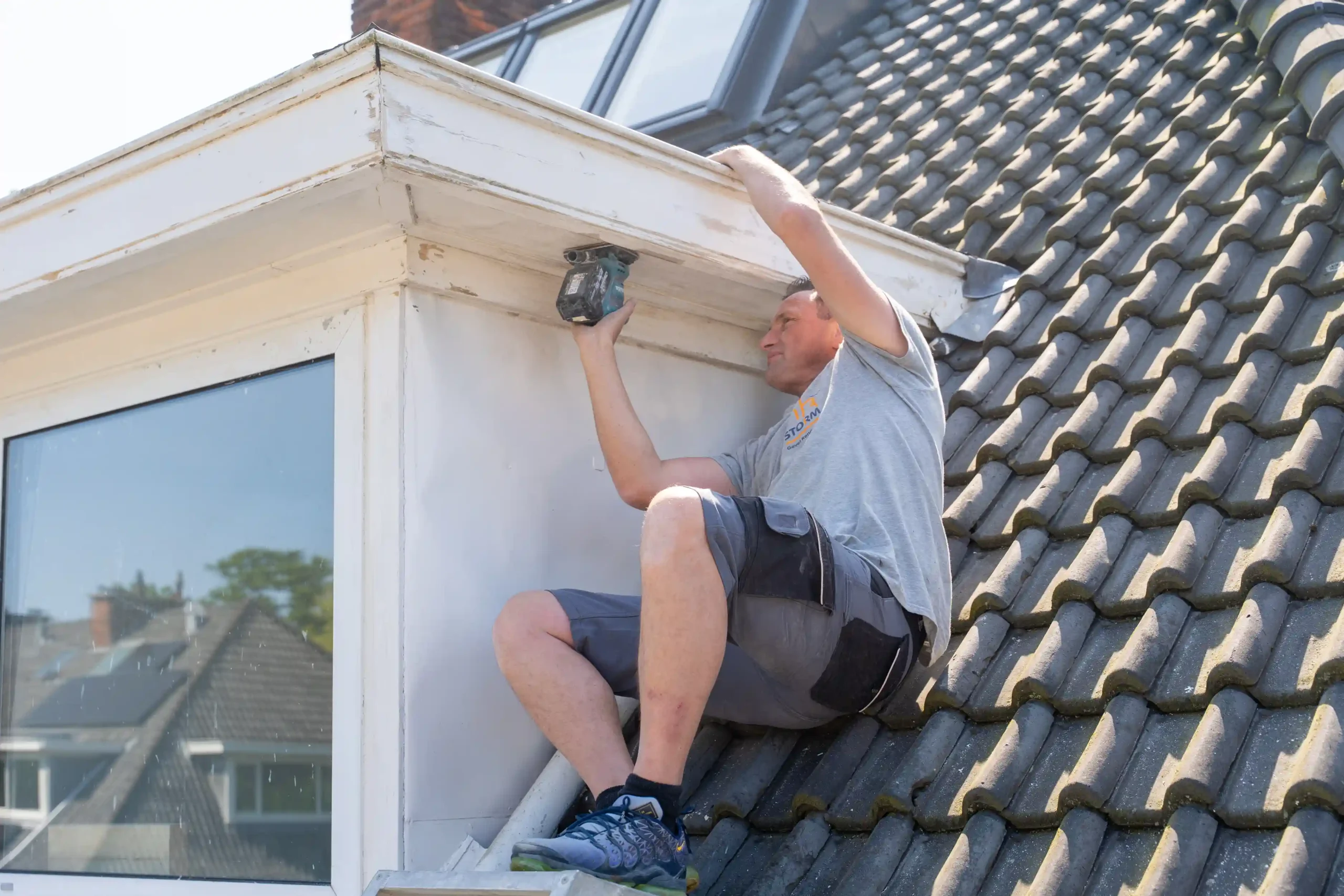dakkapel-schuren-om-opnieuw-te-schilderen-scaled-1 Dakkapel schuren als voorbereiding op buitenschilderwerk