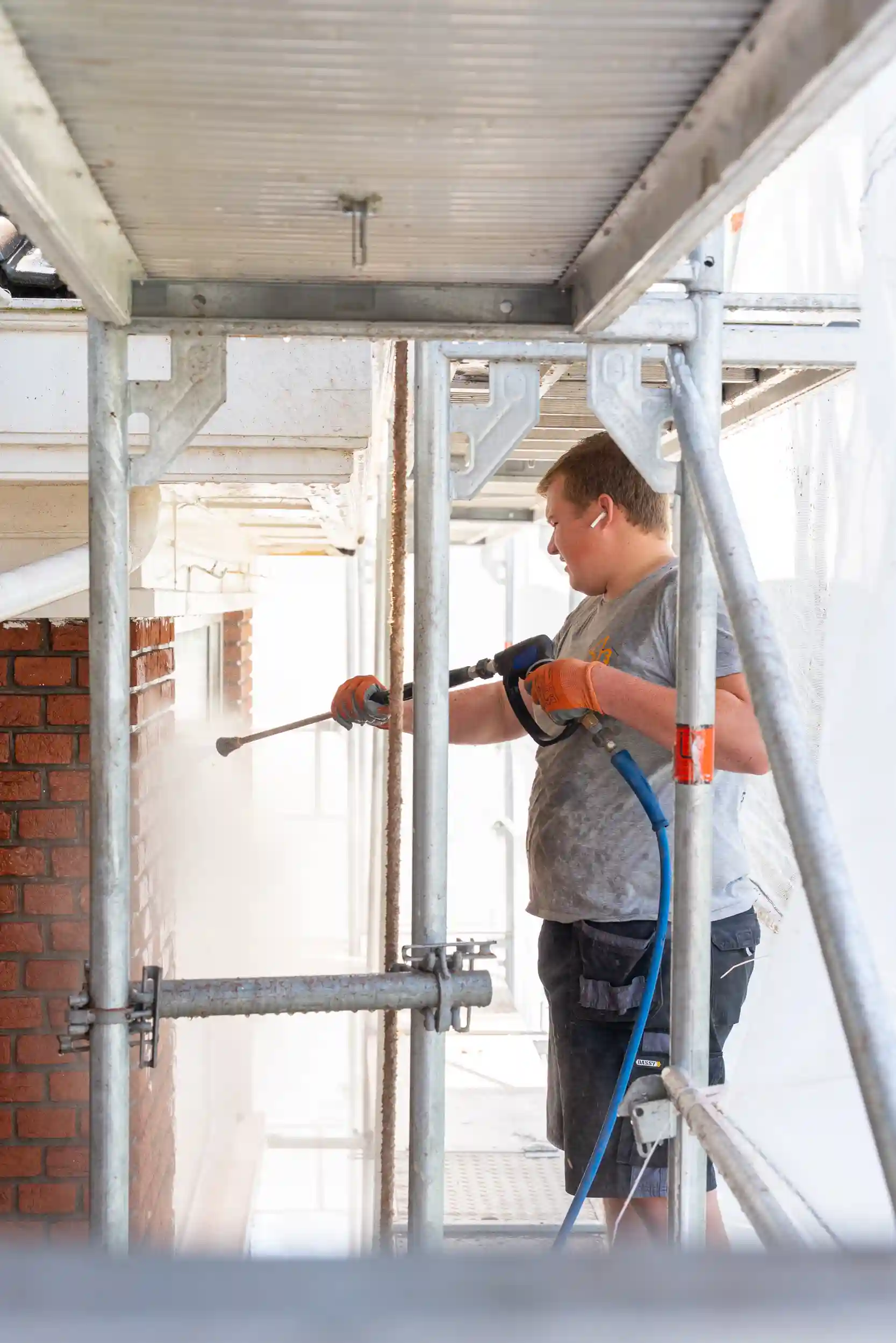 gevel-reinigen-op-een-steiger Steigerbouw nodiog