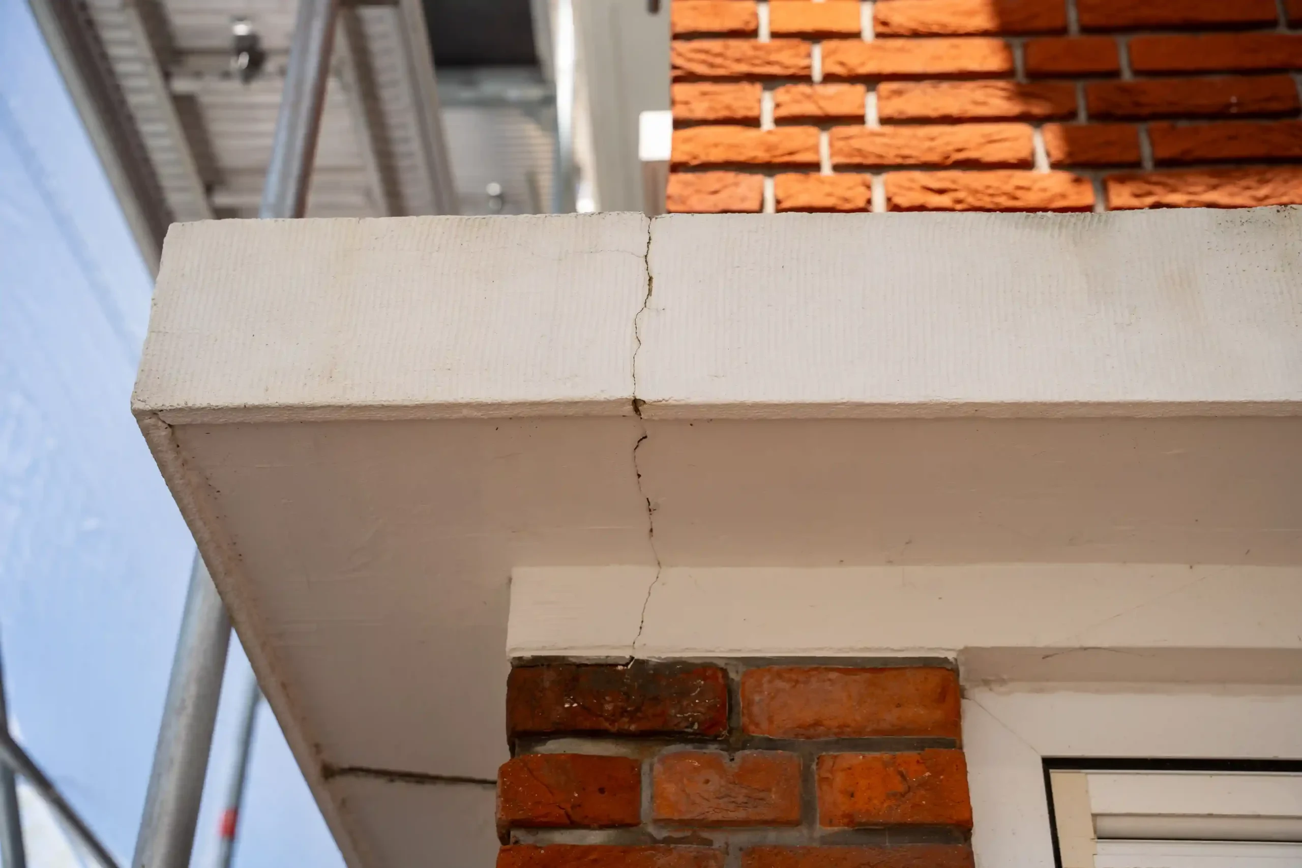 Scheurvorming in gevel bij betonwerk en betonreparatie